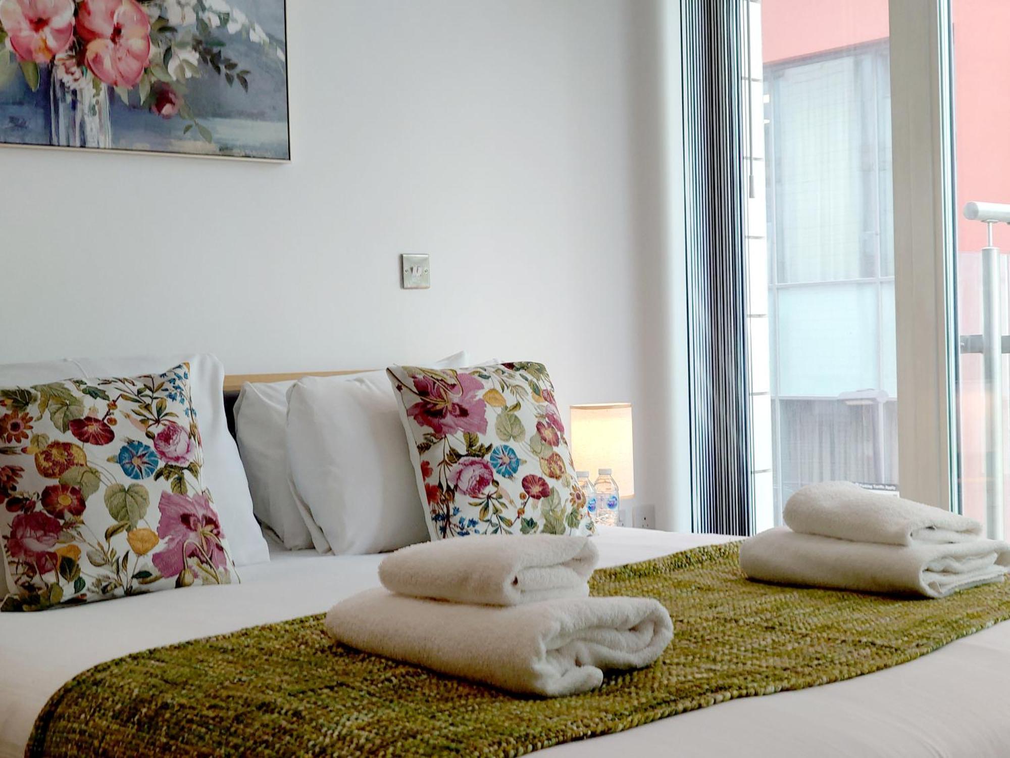 Fully Serviced Two Bed Apartment By Excel & O2 Лондон Екстер'єр фото