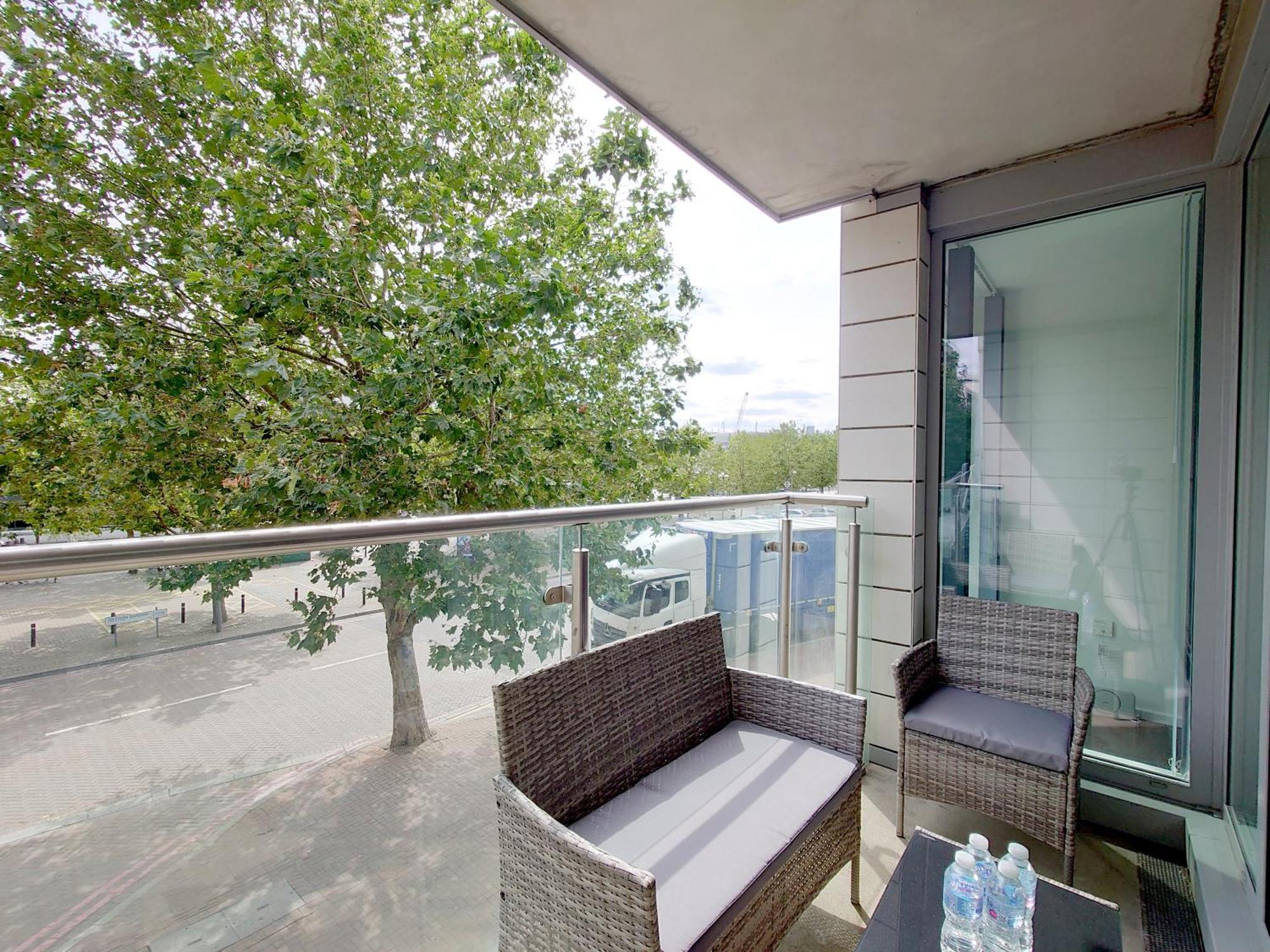 Fully Serviced Two Bed Apartment By Excel & O2 Лондон Екстер'єр фото